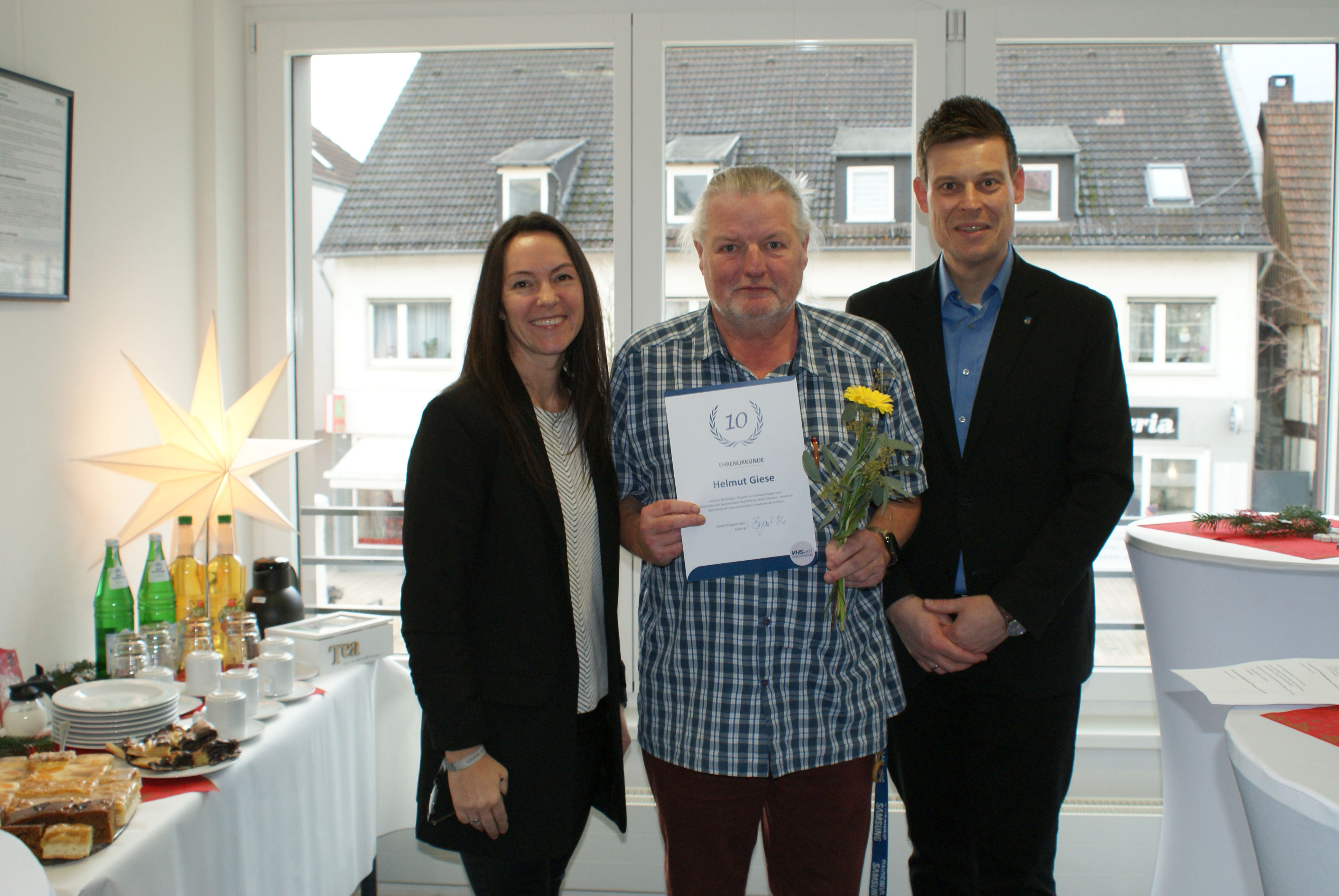 Herr Giese erhält Urkunde