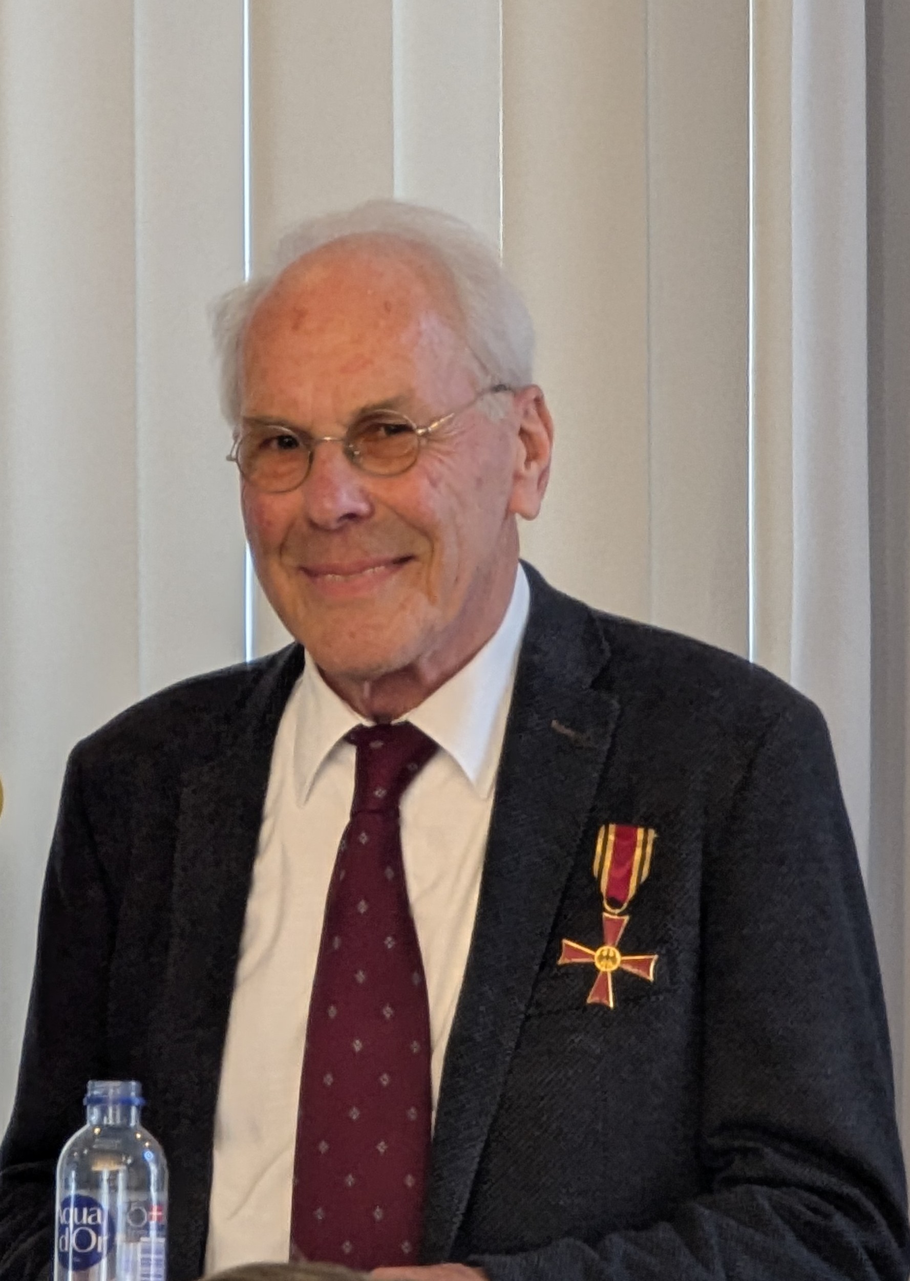 Horst Thiel mit Verdienstorden am Bande.