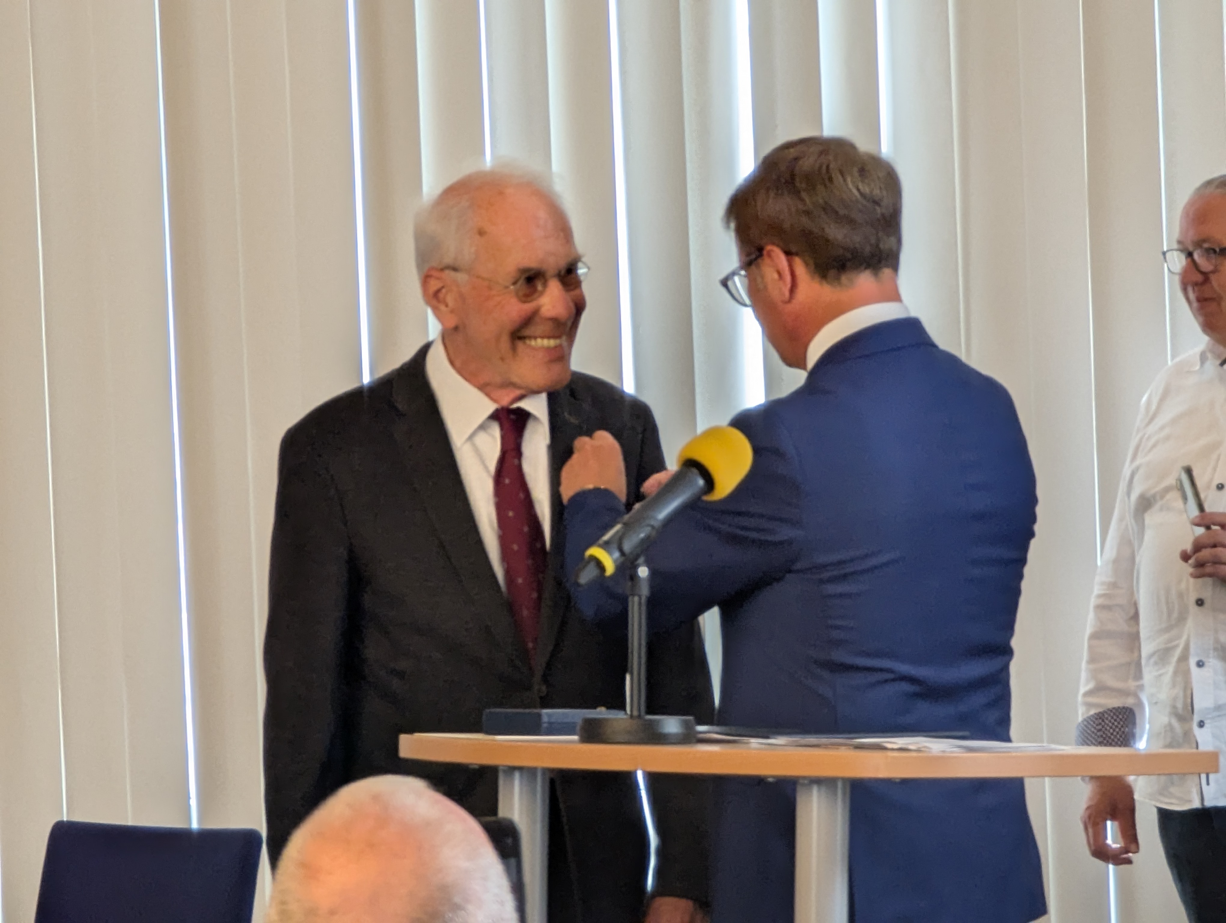 Horst Thiel erhält den Verdienstorden am Bande.